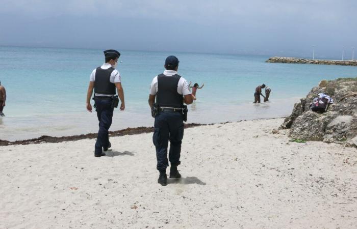 Ein 74-jähriger Mann wurde erstochen und tot am Strand aufgefunden