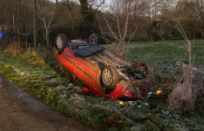 Die Fahrerin rutscht auf dem Eis aus, ihr Auto landet auf dem Dach