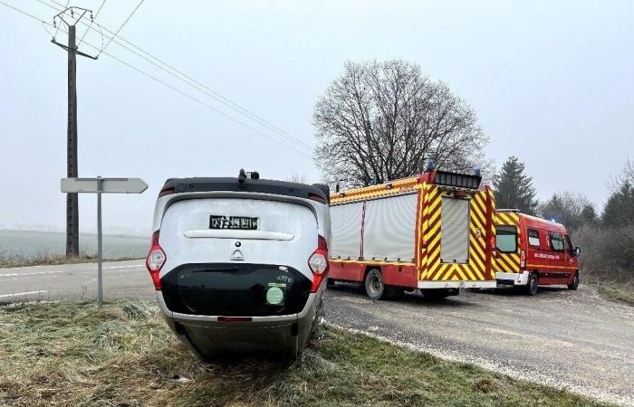 das Auto auf dem Dach, nachdem es auf Eis ausgerutscht war