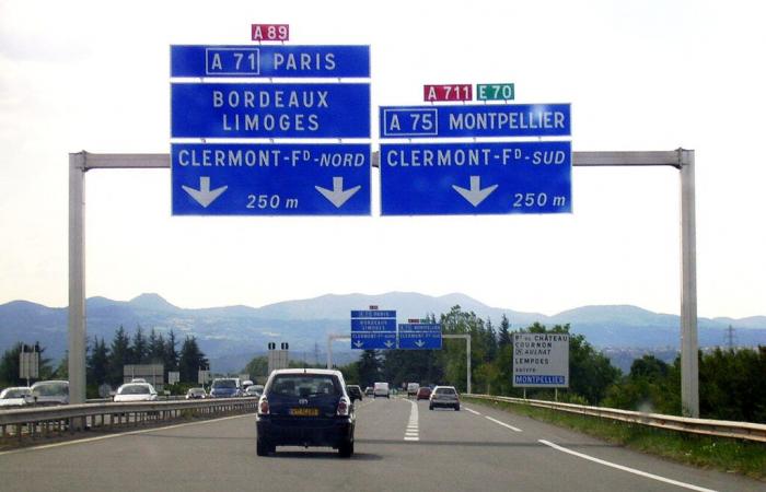 Puy-de-Dôme. Die reduzierte Geschwindigkeit von 20 km/h auf diesen Straßen: hier ist der Grund