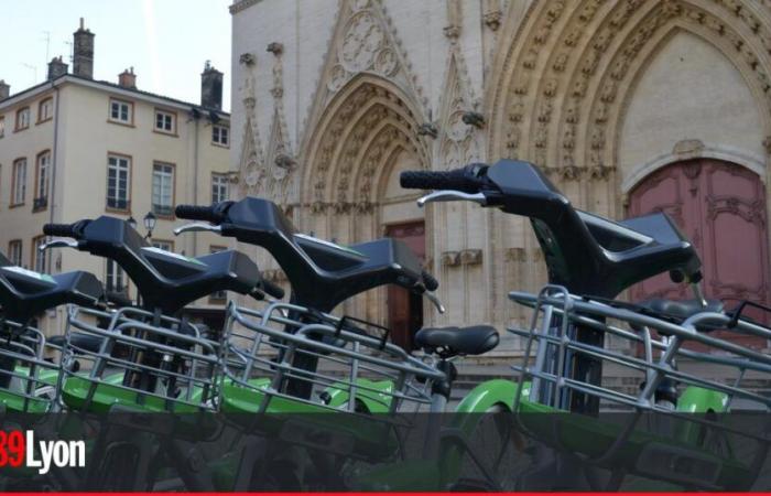 Mit ihrem neuen elektrischen Vélo’v geht es in der Metropole Lyon wieder bergauf