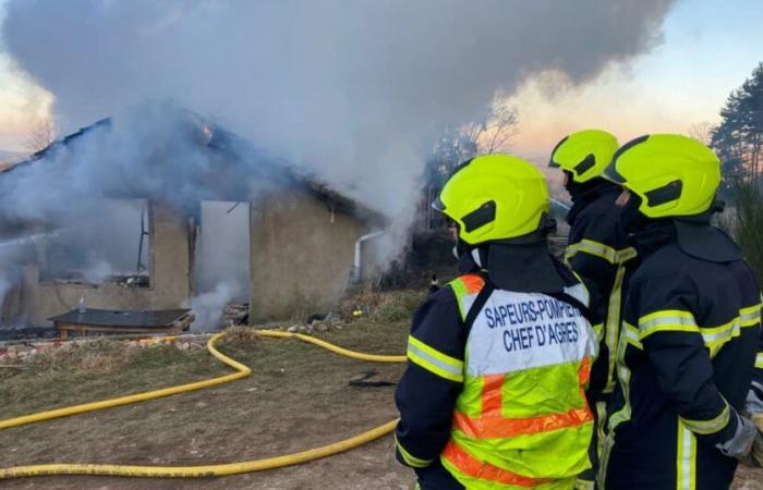 Haute-Loire. In Yssingeaux steht ein Haus in Flammen