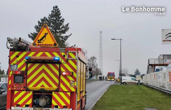 Eine Granate explodiert und lässt einen leicht verletzten Menschen in Moreuil zurück