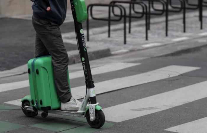 Während einer Rollerfahrt lässt er vor den Augen der Polizei ein Kilo Cannabis fallen