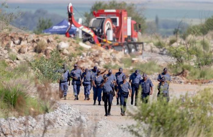 In Südafrika wurden innerhalb von zwei Tagen 60 Leichen illegaler Bergleute aus einer von der Polizei umstellten Goldlagerstätte geborgen