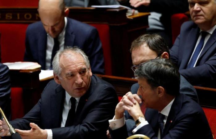 Trotz der letzten Geste von François Bayrou behält sich die PS das Recht zur Zensur vor