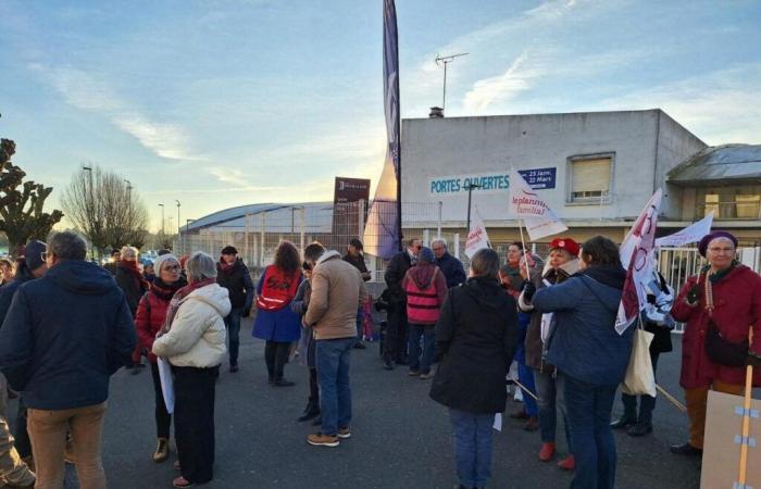 Ein Empfangskomitee unzufriedener Menschen für Christelle Morançais in einem Gymnasium in der Vendée