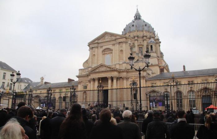 in Paris die letzte Hommage der Gläubigen an Jean-Marie Le Pen