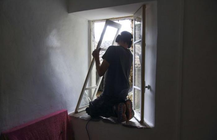 Sie lebt seit einem Monat in einem Haus, dessen Besitzer die Türen und Fenster entfernt hatte.