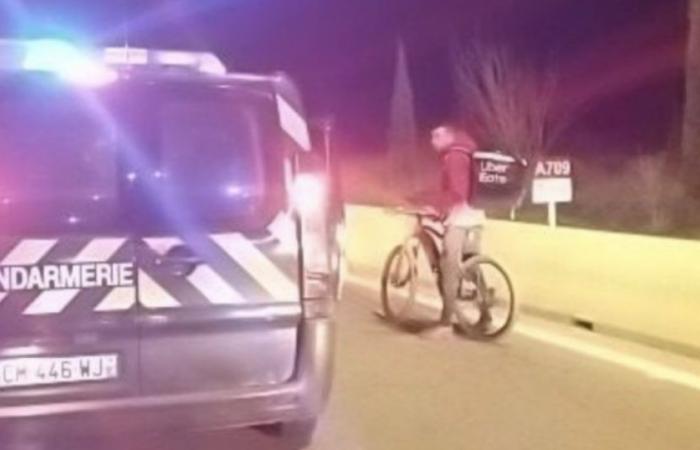 Ein Fahrradlieferant wurde auf der Autobahn von der Polizei festgenommen