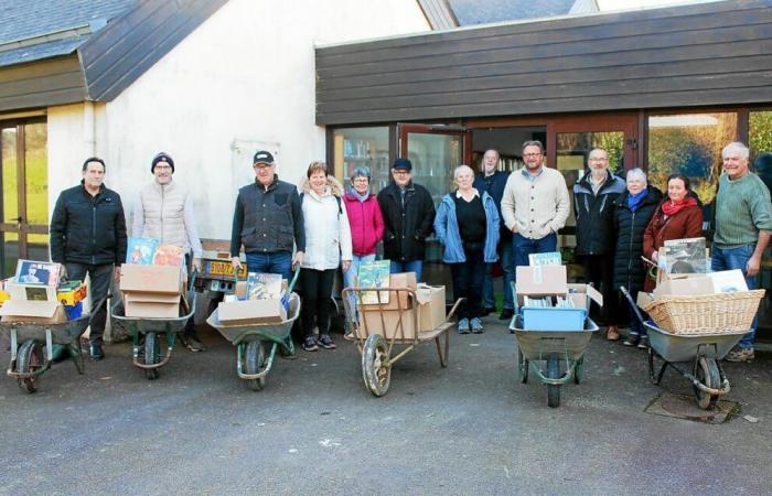 Freiwillige der Bibliothek Plounéour-Ménez transportierten die Bücher … mit einer Schubkarre!