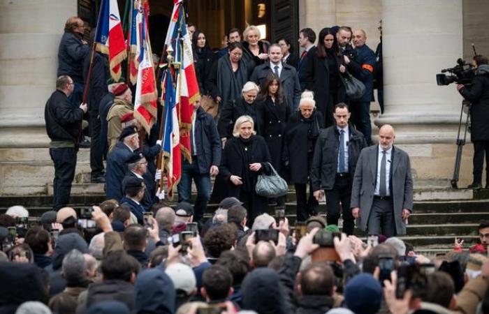 Als Hommage an Jean-Marie Le Pen steht die extreme Rechte auf