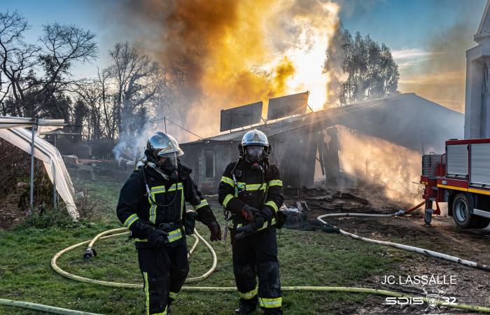 In Monclar-d’Armagnac brennt ein landwirtschaftliches Gebäude