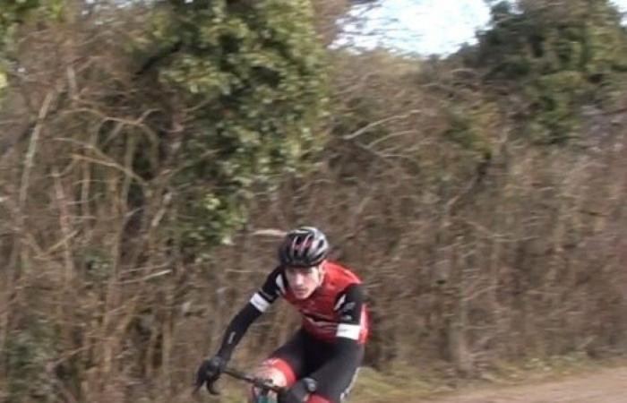 Hugo ANTUNES auf dem Podium der regionalen Crossmeisterschaft in Auxerre