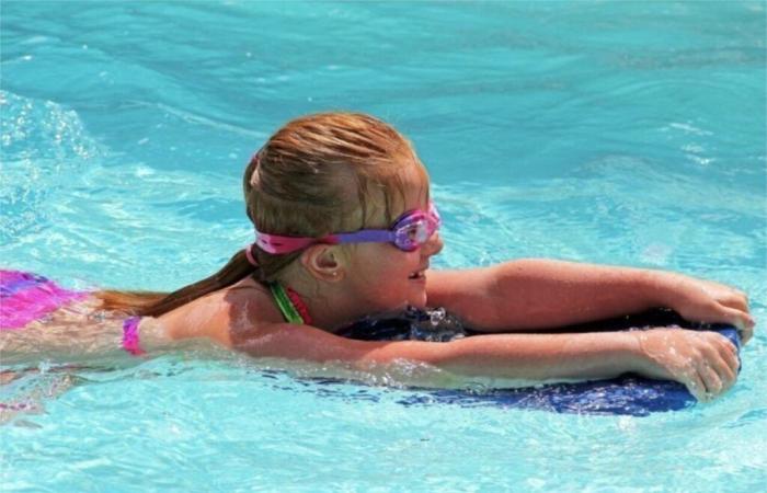 In der Vendée bietet dieses Schwimmbad kostengünstige Kurse an, um Kindern in den Ferien das Schwimmen beizubringen