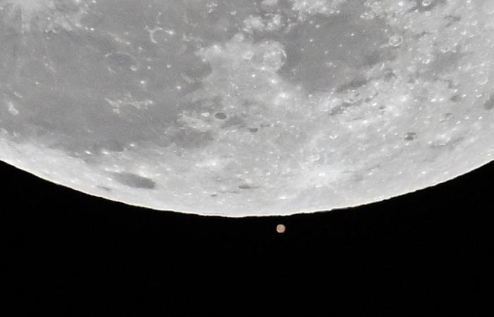 Eine unglaubliche „gerade Linie“ zwischen Erde, Mond und Mars erleuchtete letzte Nacht den Himmel