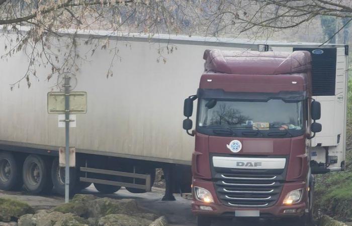 das unglaubliche Missgeschick eines Sattelschleppers, der gezwungen war, eine Furt am Fluss Aveyron zu überqueren