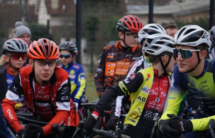 Hugo ANTUNES auf dem Podium der regionalen Crossmeisterschaft in Auxerre