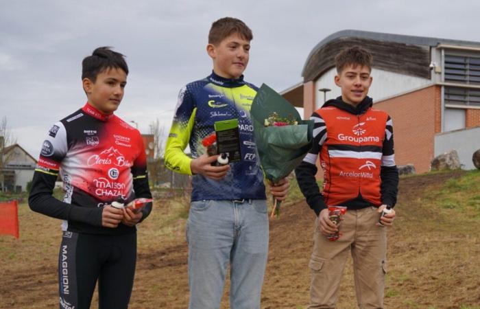 Hugo ANTUNES auf dem Podium der regionalen Crossmeisterschaft in Auxerre