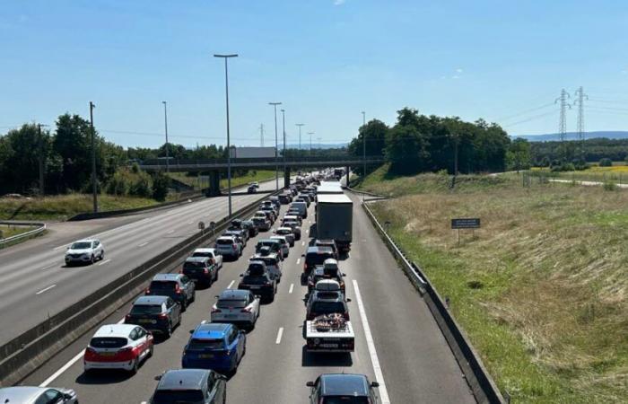 Ein Unfall auf der A6, der Verkehr fließt wieder