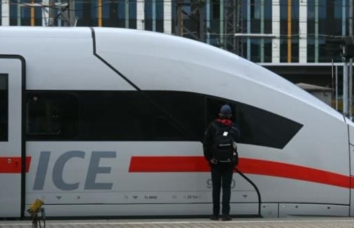 Überrascht von der Abfahrt seines TGV hängt er 30 km zwischen zwei Autos und kommt unversehrt davon