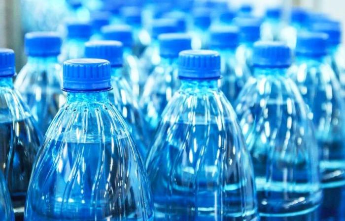 Eine neue Studie warnt vor Mikroplastik in Flaschenwasser in Frankreich