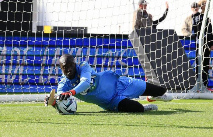 Laval-Stadion. Das beeindruckende Bild, das zum verletzungsbedingten Ausscheiden von Mamadou Samassa führte