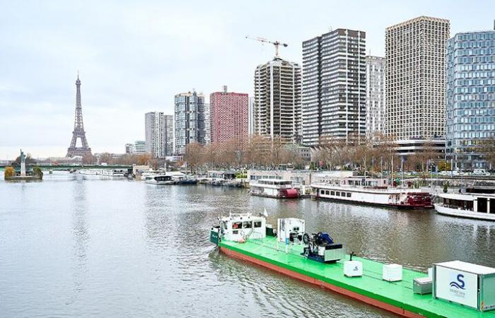 Ein erstes emissionsfreies Boot im Einsatz auf der Seine in Paris