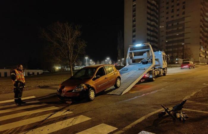 Er leiht sich das Auto seines Freundes und stößt schließlich gegen eine niedrige Mauer.