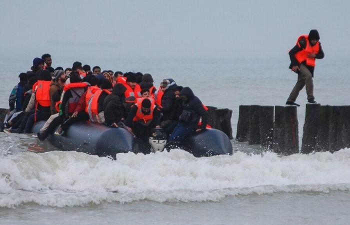 Retter retten 68 Migranten an Bord eines Bootes auf See vor Calais