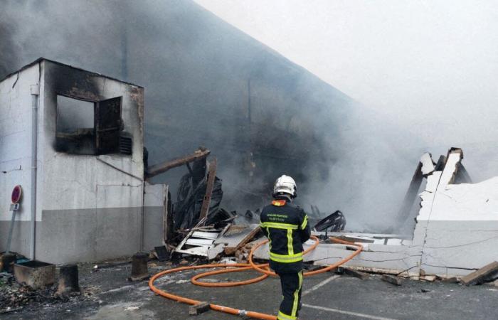 In Rennes bekämpfen Feuerwehrleute immer noch den Brand