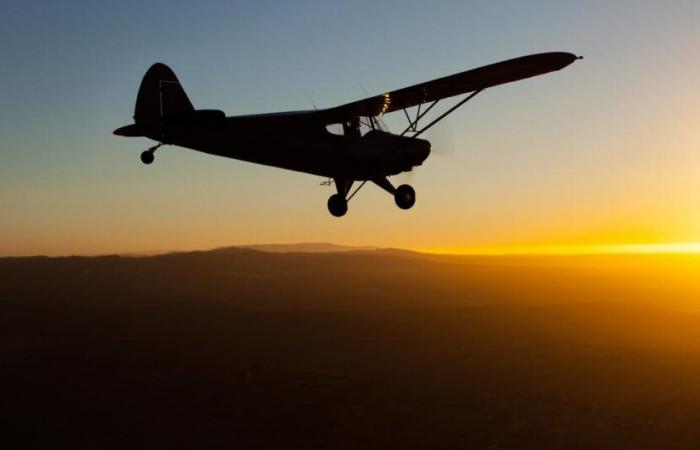 In der Nähe von Paris rettet die Luftwaffe zwei Flugzeuge, die während des Fluges aufgrund von Nebel verloren gegangen sind