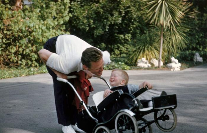 Kirk Douglas in seinem Haus in Beverly Hills, auf einigen Vintage-Fotos