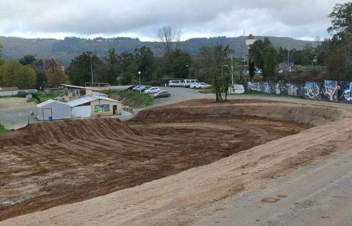 eine XXL-Elite-Französische Meisterschaft in Lacapelle-Marival auf einer neuen Motocross-Strecke