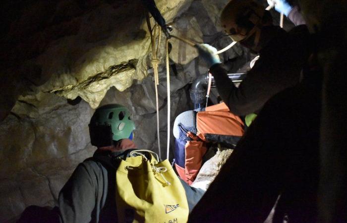 In einer der größten Höhlen im Gard tauchen Entdecker, um das Unbekannte zurückzuholen