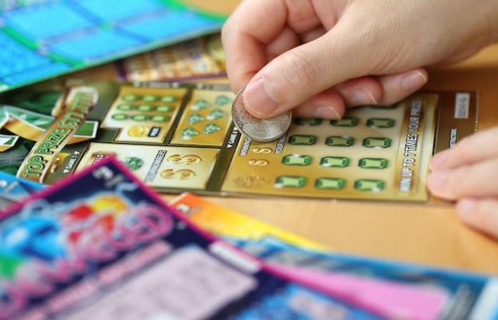 Von einem Familienausflug ausgeschlossen, gewinnt sie im Lotto und rächt sich auf die bestmögliche Art und Weise