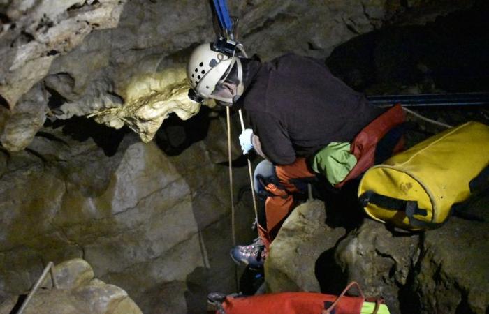 In einer der größten Höhlen im Gard tauchen Entdecker, um das Unbekannte zurückzuholen