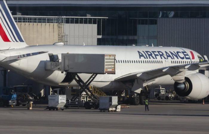 „Wir werden weniger gut behandelt als ausländische Unternehmen“, beklagt der Generaldirektor von Air France-KLM in einer Medienmitteilung, Aéroports de Paris „zeigt seine Überraschung“