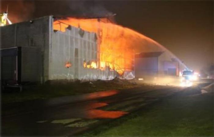 Ein 2300 m² großes Lagerhaus in Grenay wurde durch einen Brand zerstört