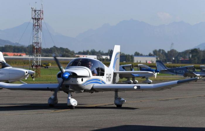 Beim Absturz eines Ultraleichtflugzeugs auf ein Chalet kommen zwei Menschen im Alter von 58 und 26 Jahren ums Leben