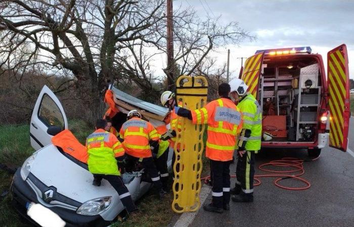 Ein Auto im Graben in Saint-Gilles, Verkehr in beide Richtungen, auf der Route de Vauvert wird wiederhergestellt