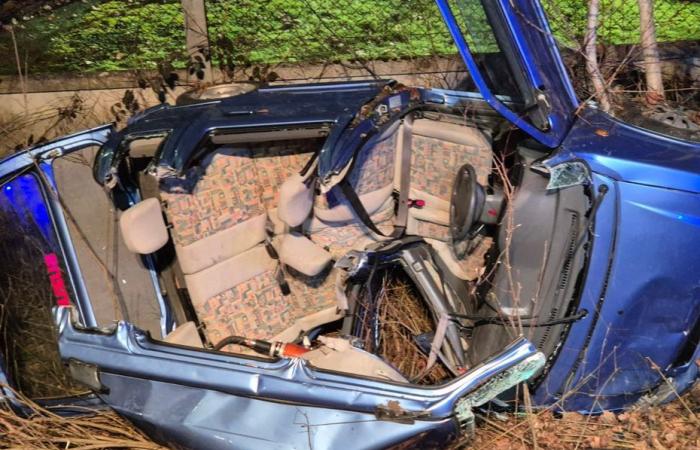 In Haute-Savoie wird ein Auto in einem Graben gefunden, eine 20-jährige Frau kommt bei dem Unfall ums Leben