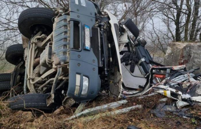 Ein Mann wird auf der „weißen Straße“ in seinem Lastwagen getötet