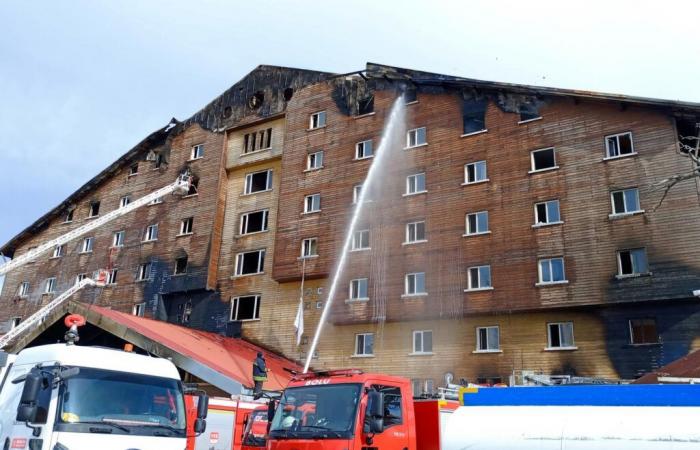 In Türkiye sind beim Brand eines Hotels in einem Skigebiet mindestens 66 Menschen ums Leben gekommen