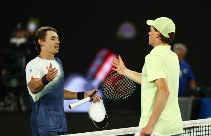 Jannik Sinner dominiert und zerschmettert Alex de Minaur völlig, um das Halbfinale der Australian Open zu erreichen.