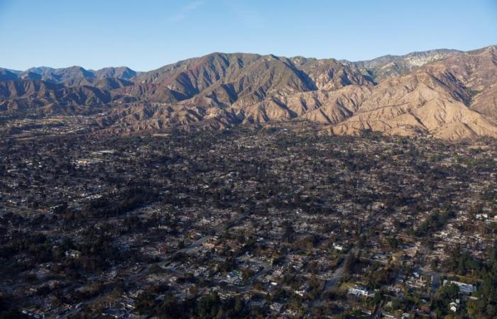 Luftaufnahmen zeigen Asche und Trümmer aus den Brandgebieten von Los Angeles – 23.01.2025