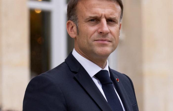 Emmanuel Macron reagiert mit seinem Telefon auf Influencer zur Mautzahlung