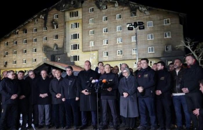 Nach dem Brand in einem hochgelegenen Hotel wurde in Türkiye eine Reihe von Fahrlässigkeiten aufgedeckt