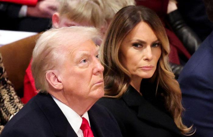 Melania Trump mit geschlossenem Gesicht in der Washington Cathedral, wo Donald einen Vortrag hielt