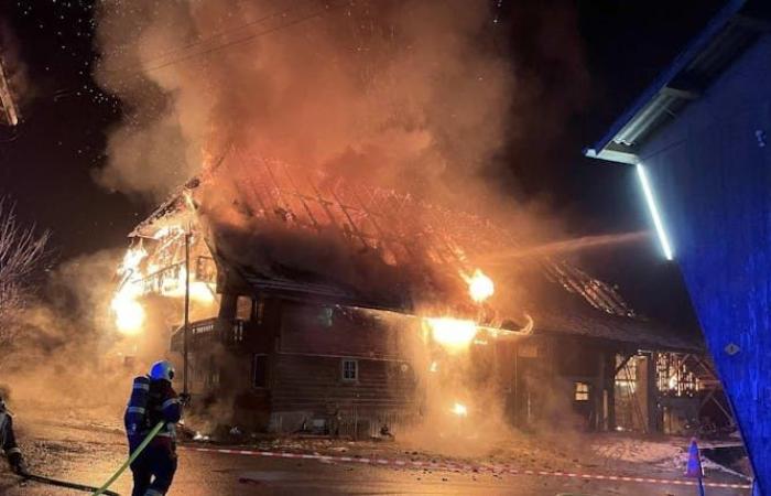 Eine Solidaritätsaktion, um der Familie zu helfen, die in den Flammen alles verloren hat